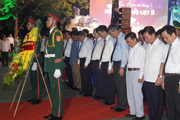"Quảng Trị nghĩa tình tháng Bảy- Hoa dâng mộ liệt sĩ" - ảnh 1