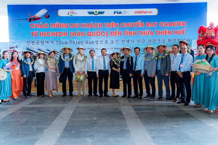 Đón đoàn khách Hàn Quốc đầu tiên bay thẳng đến Huế - Anh 1