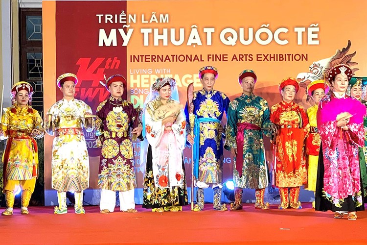Liên quan đến biểu diễn và giới thiệu trang phục hầu đồng, Sở VHTT Thừa Thiên Huế làm việc với BTC để rút kinh nghiệm - Anh 2