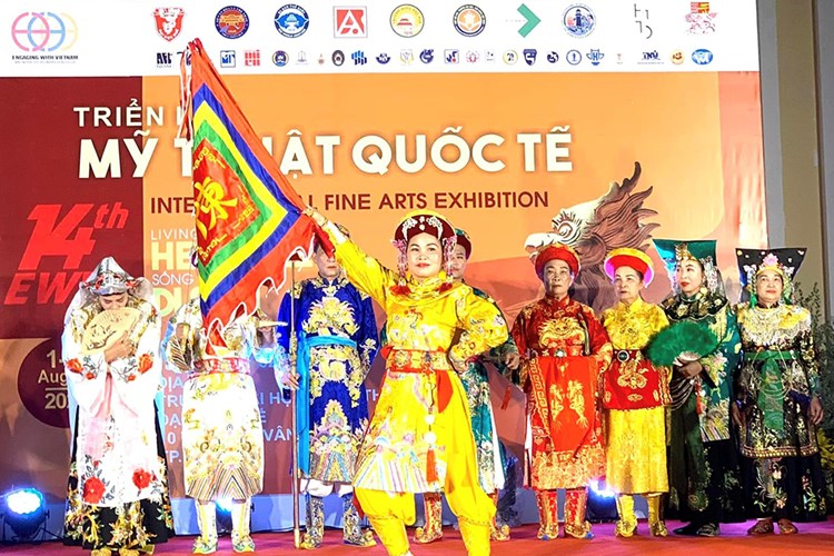 Liên quan đến biểu diễn và giới thiệu trang phục hầu đồng, Sở VHTT Thừa Thiên Huế làm việc với BTC để rút kinh nghiệm - Anh 1