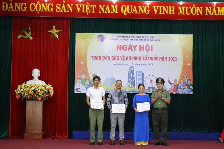 Cán bộ, sinh viên Trường Đại học TDTT Đà Nẵng hưởng ứng “Ngày hội toàn dân bảo vệ an ninh Tổ quốc” - Anh 2