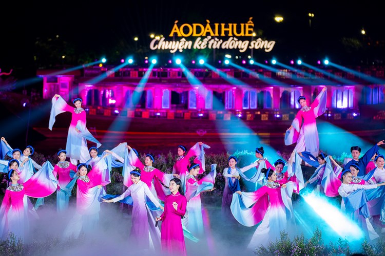 “Áo dài Huế - Chuyện kể từ dòng sông” - Anh 1
