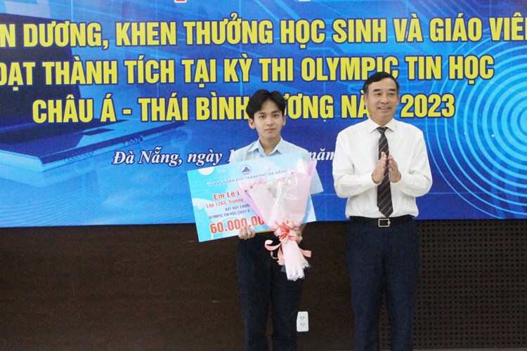 Đà Nẵng tuyên dương, khen thưởng học sinh và giáo viên đạt thành tích tại kỳ thi Olympic Tin học châu Á - Thái Bình Dương năm 2023. - Anh 1