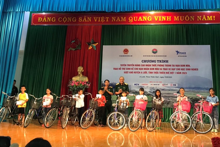Thừa Thiên Huế: Hỗ trợ sinh kế và nâng cao nhận thức về phòng tránh bom mìn cho người dân A Lưới - Anh 3