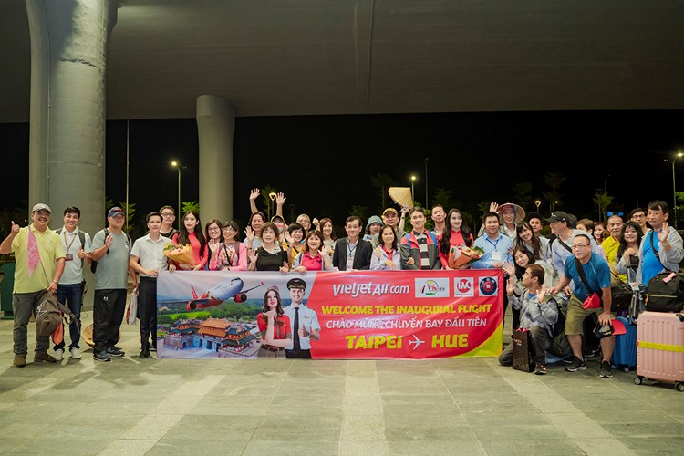 Đón chuyến bay đầu tiên từ Đài Bắc đến Huế - Anh 2