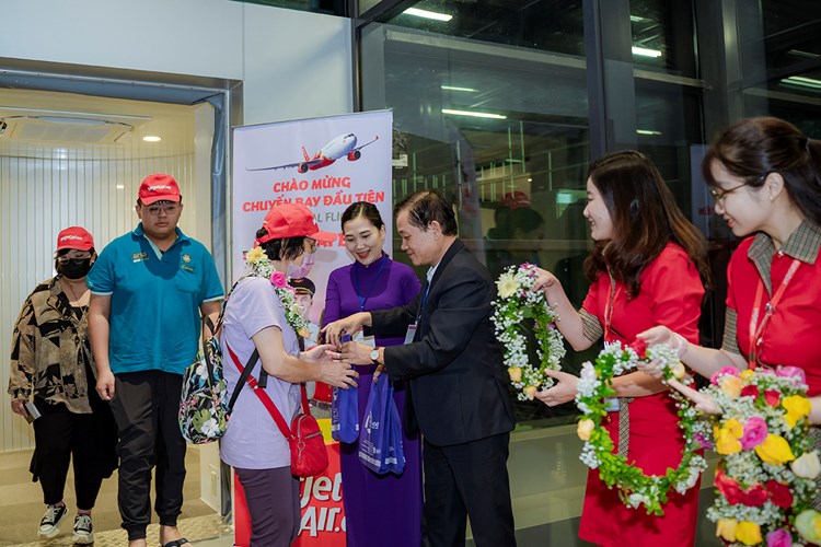 Đón chuyến bay đầu tiên từ Đài Bắc đến Huế - Anh 1