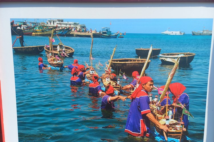 Triển lãm ảnh “Hoàng Sa - Trường Sa trong lòng Quảng Ngãi” - Anh 2