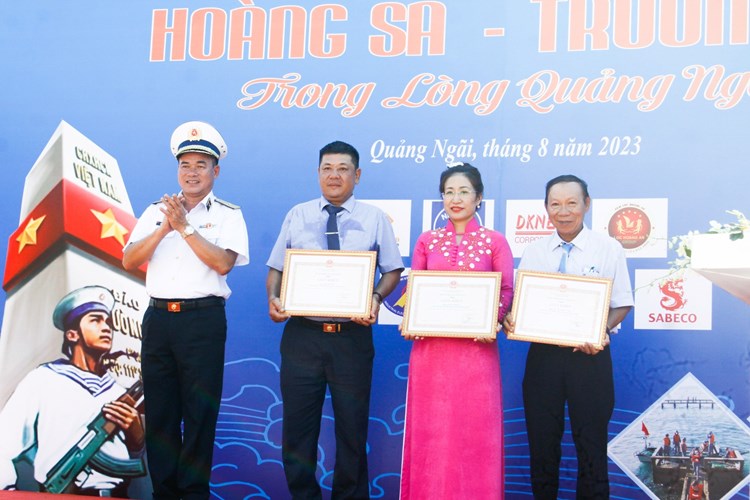 Triển lãm ảnh “Hoàng Sa - Trường Sa trong lòng Quảng Ngãi” - Anh 3