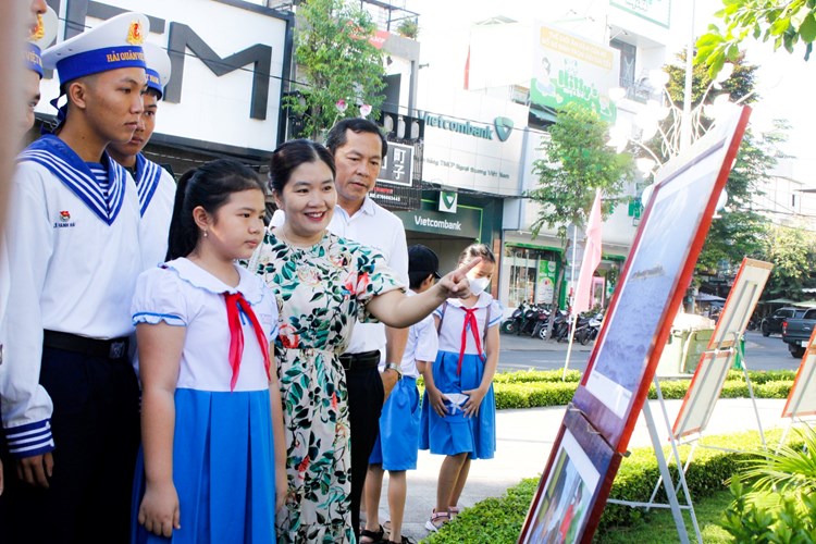 Triển lãm ảnh “Hoàng Sa - Trường Sa trong lòng Quảng Ngãi” - Anh 1