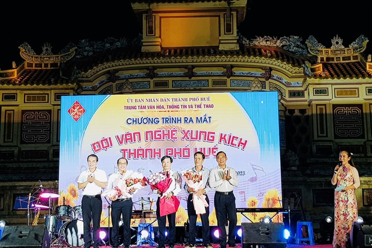 Ra mắt Đội văn nghệ xung kích TP Huế - Anh 1