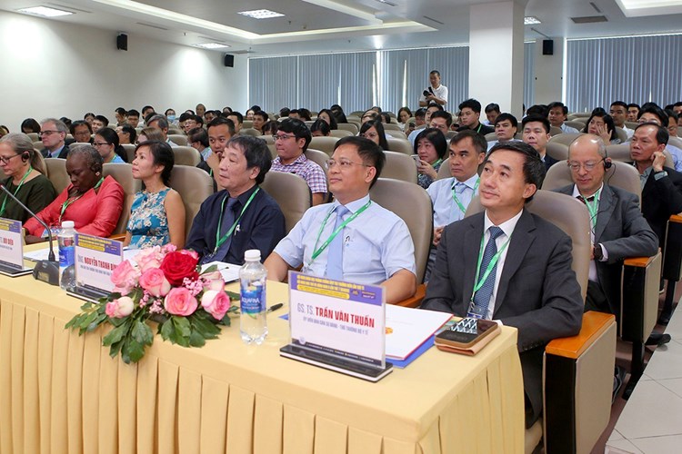 Bệnh nhân mắc ung thư đang dần trẻ hóa - Anh 1