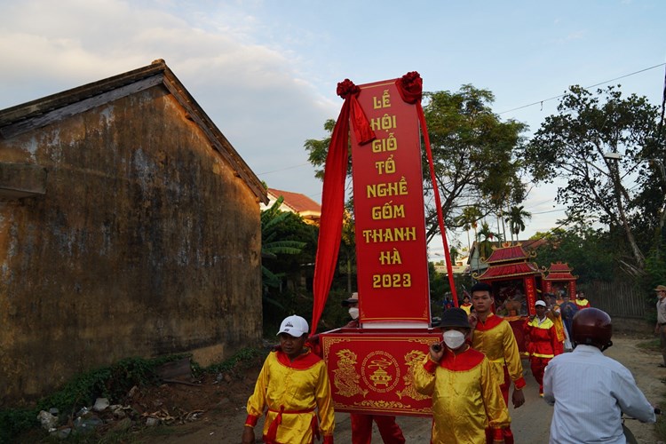 Rộn ràng giỗ tổ nghề gốm làng Thanh Hà - Hội An - Anh 2
