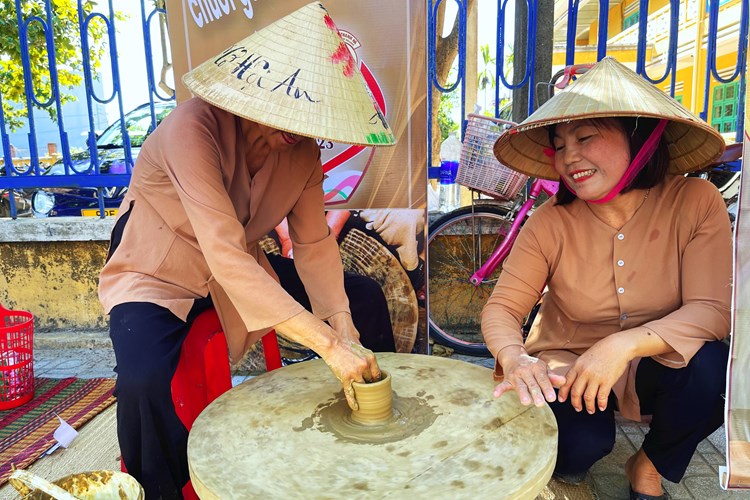 Rộn ràng giỗ tổ nghề gốm làng Thanh Hà - Hội An - Anh 5