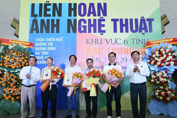 Khai mạc Triển lãm ảnh nghệ thuật khu vực Bắc Trung Bộ lần thứ 29 - Anh 3