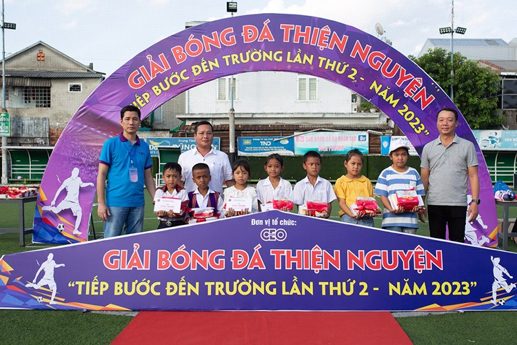 Trao quà “Tiếp bước đến trường” cho 155 học sinh nghèo - Anh 1