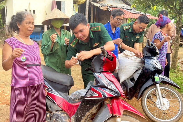 Trao tặng cờ Tổ quốc cho nhân dân vùng biên giới ở Quảng Trị - Anh 3
