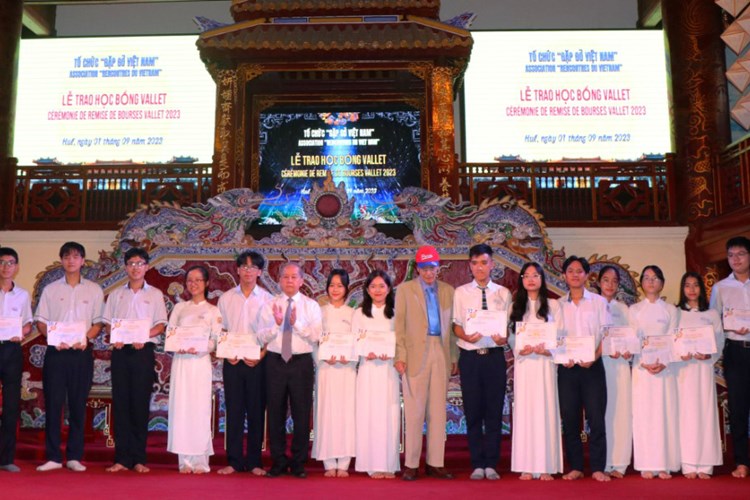 Trao 220 suất học bổng cho học sinh, sinh viên xuất sắc tại Huế - Anh 1