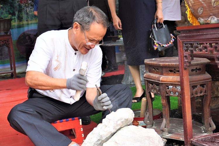 Phối hợp chuyển đổi số làng nghề đá mỹ nghệ Non nước Ngũ Hành Sơn - Anh 1
