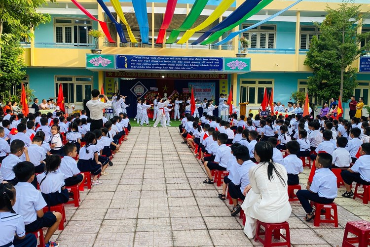 Quảng Nam: Hơn 340.000 học sinh bước vào năm học mới - Anh 3