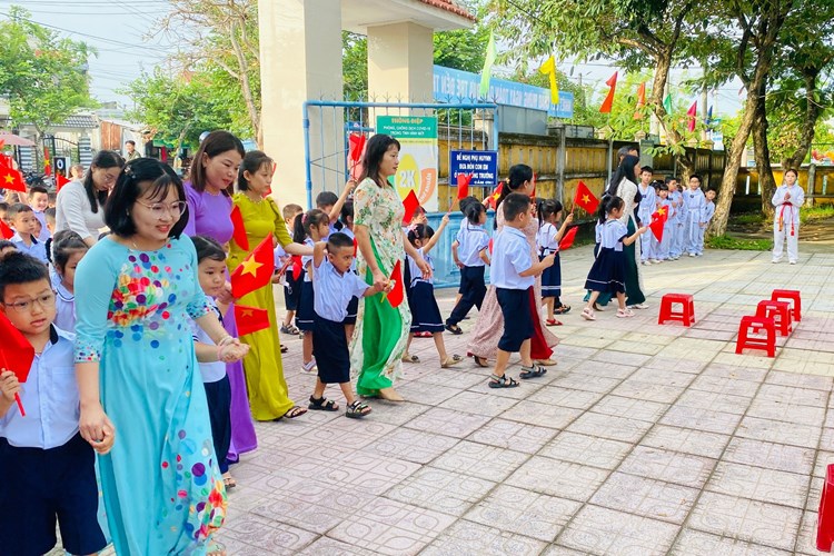 Quảng Nam: Hơn 340.000 học sinh bước vào năm học mới - Anh 4