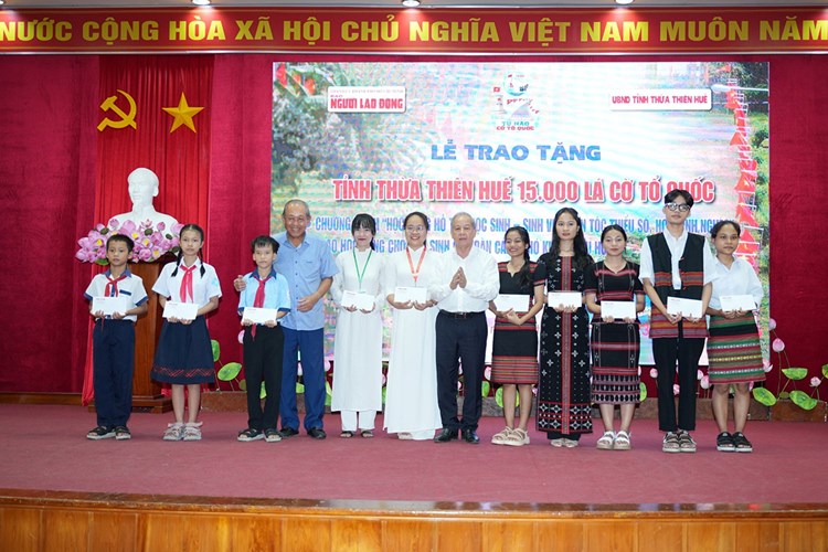 Trao tặng 15.000 lá cờ Tổ quốc cho tỉnh Thừa Thiên Huế - Anh 2