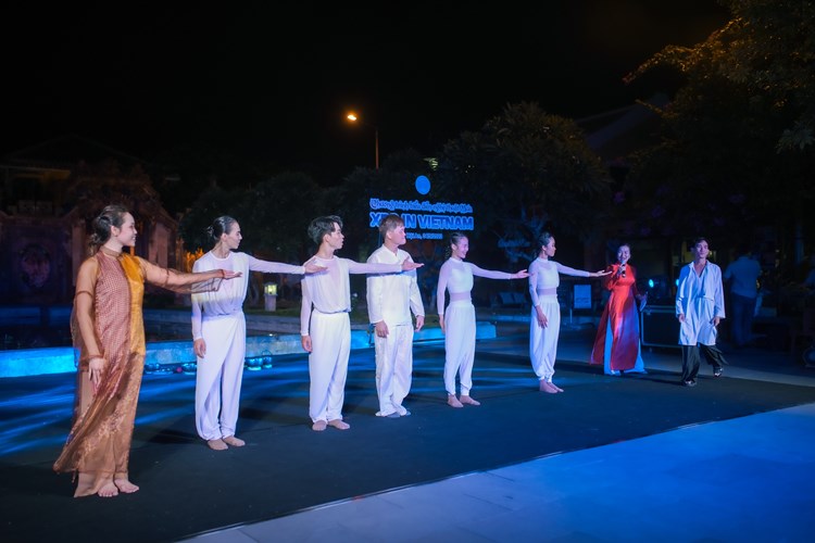 Biểu diễn nghệ thuật múa đương đại “XPO in Viet Nam” tại phố cổ Hội An - Anh 1