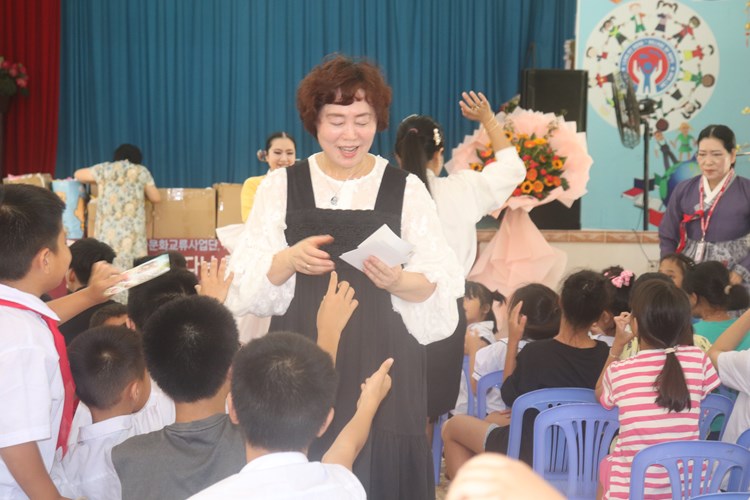 Lễ hội Việt Nam - Hàn Quốc 2023: Đoàn nghệ sĩ Hàn Quốc giao lưu với trẻ em Làng  Hy Vọng - Anh 3