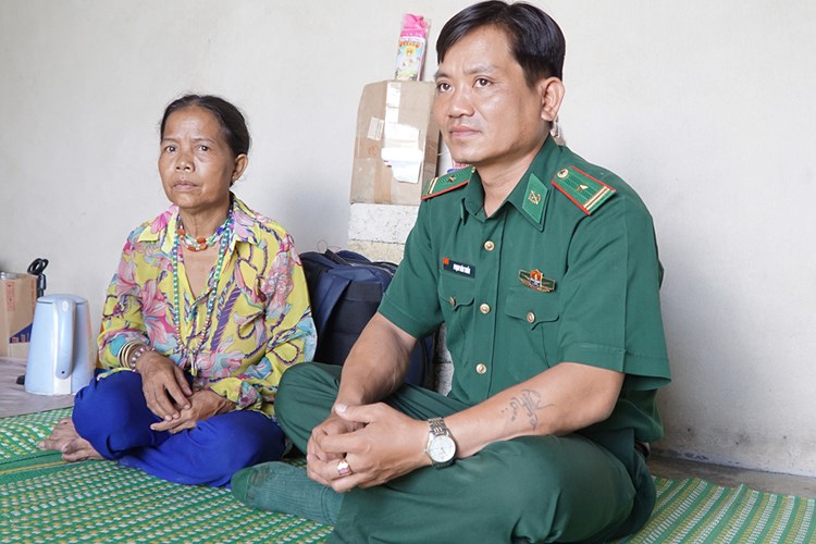 “Nâng bước em đến trường” cho học sinh vùng biên - Anh 3