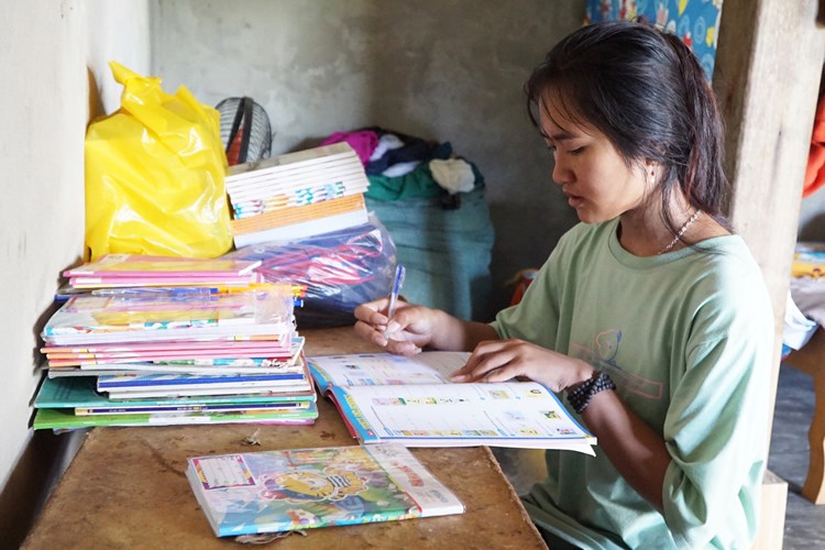 “Nâng bước em đến trường” cho học sinh vùng biên - Anh 2