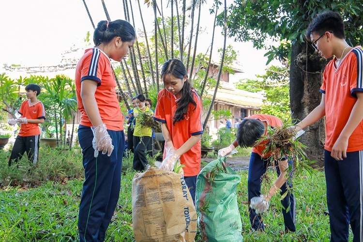 Thừa Thiên Huế: Hơn 670 cơ sở giáo dục đồng loạt ra quân vệ sinh khuôn viên trường học và di tích lịch sử văn hoá - Anh 2