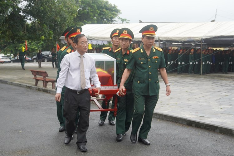Lễ truy điệu và an táng 30 hài cốt liệt sĩ tại Quảng Trị - Anh 2