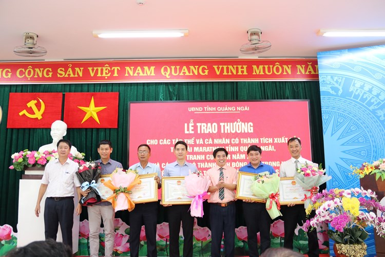 Quảng Ngãi: Trao thưởng cho tập thể, cá nhân có thành tích xuất sắc tại Giải Marathon - Anh 2