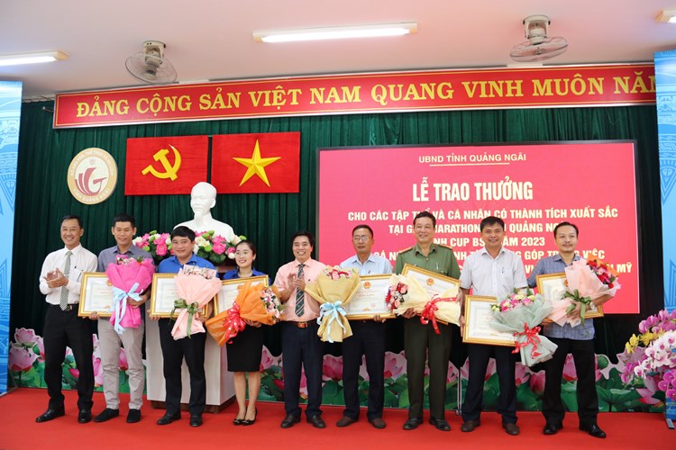 Quảng Ngãi: Trao thưởng cho tập thể, cá nhân có thành tích xuất sắc tại Giải Marathon - Anh 3