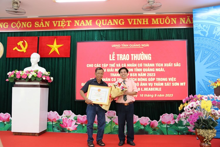 Quảng Ngãi: Trao thưởng cho tập thể, cá nhân có thành tích xuất sắc tại Giải Marathon - Anh 1