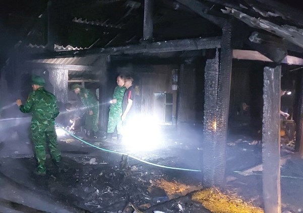 Bộ đội Biên phòng phối hợp chữa cháy nhà dân trong đêm - Anh 2