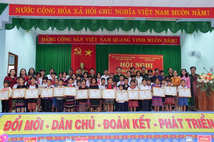 Tuyên dương 50 học sinh vùng biên giới vượt khó học giỏi - Anh 1