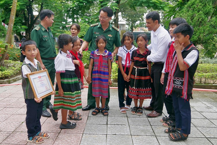 Tuyên dương 50 học sinh vùng biên giới vượt khó học giỏi - Anh 2