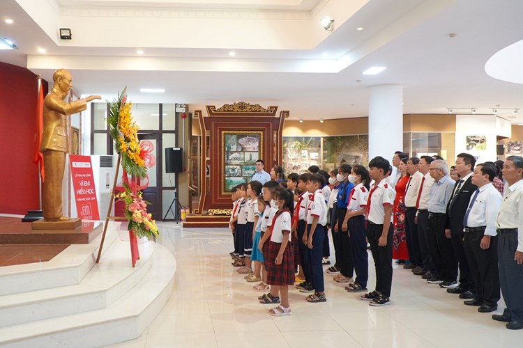 Trao 420 suất học bổng “Vì em hiếu học” cho học sinh vùng khó khăn tại Huế - Anh 1