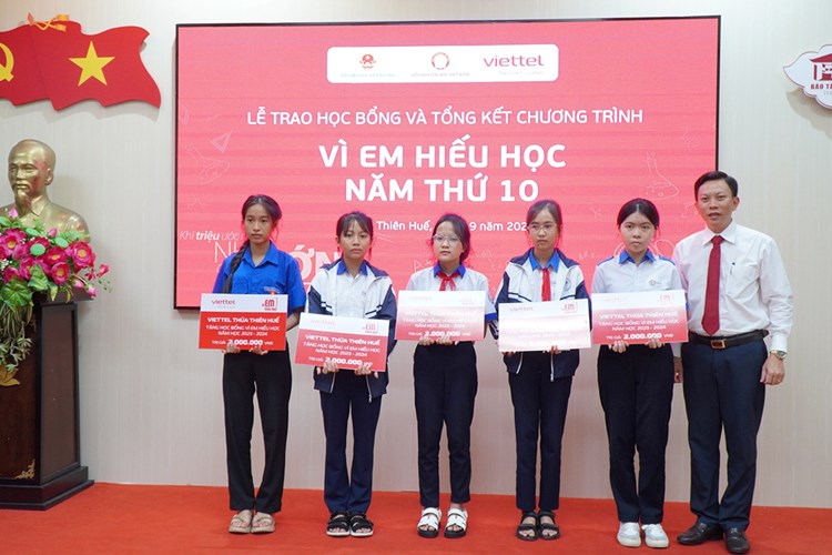 Trao 420 suất học bổng “Vì em hiếu học” cho học sinh vùng khó khăn tại Huế - Anh 2