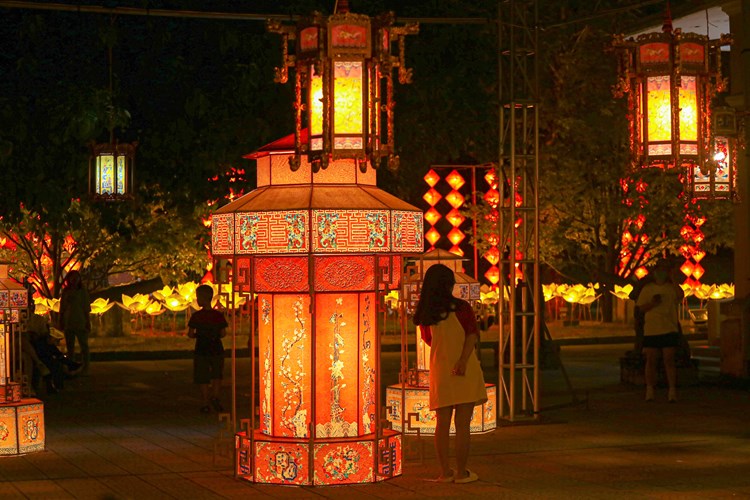 Đại Nội Huế mở cửa ban đêm đón khách tham quan miễn phí Hội đèn lồng - Anh 1
