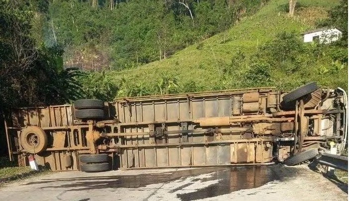 Xe tải lật trên đường Hồ Chí Minh, ba người thương vong - Anh 1