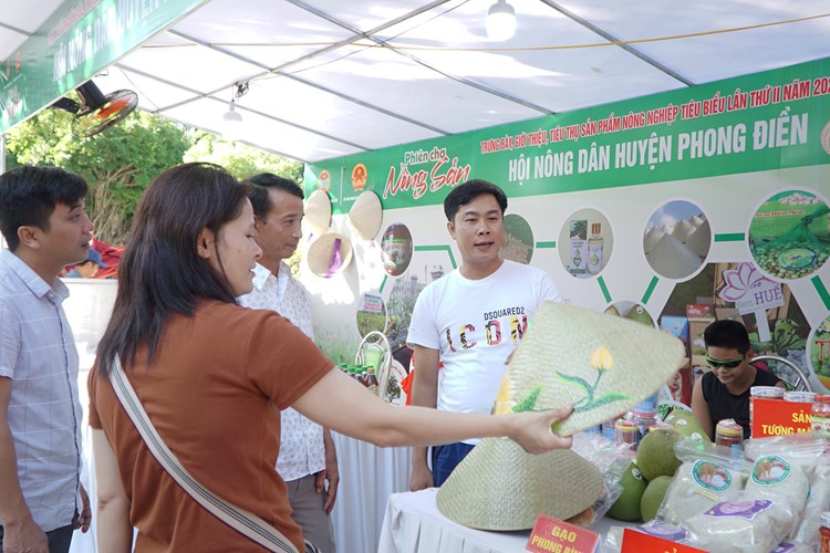 Trải nghiệm phiên chợ nông sản tại trung tâm thành phố Huế - Anh 2