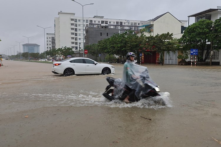 Thừa Thiên Huế: Mưa lớn gây ngập lụt, nhiều chương trình văn hóa phải hoãn - Anh 2