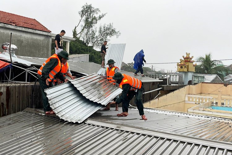 Dừng đón khách tham quan di tích điện Huệ Nam do sạt lở - Anh 1