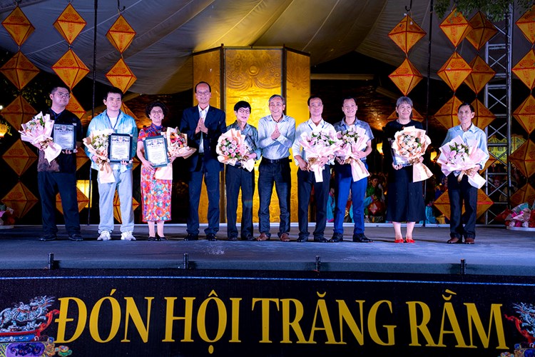 Lung linh sắc màu trong đêm khai hội Đèn lồng Huế 2023 - Anh 4