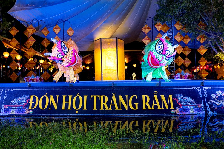 Lung linh sắc màu trong đêm khai hội Đèn lồng Huế 2023 - Anh 2