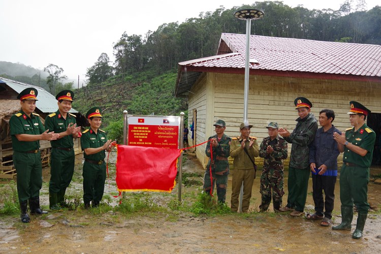 Bộ Chỉ huy quân sự tỉnh Quảng Nam tặng công trình chiếu sáng cho tỉnh Sê Kông - Anh 1