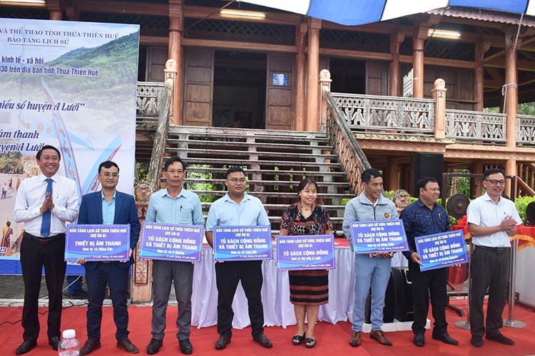 Trưng bày di sản văn hóa của đồng bào dân tộc thiểu số huyện A Lưới - Anh 5