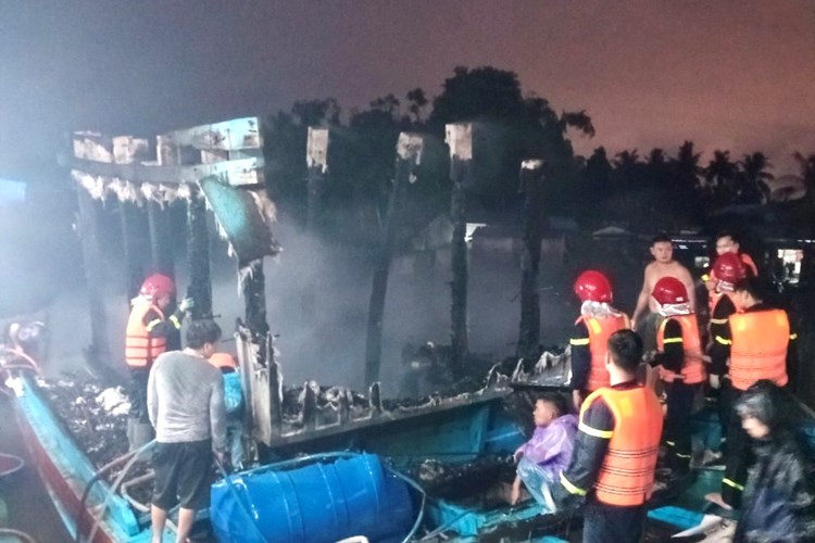 Quảng Ngãi: Hai tàu cá của ngư dân bốc cháy dữ dội lúc rạng sáng - Anh 2