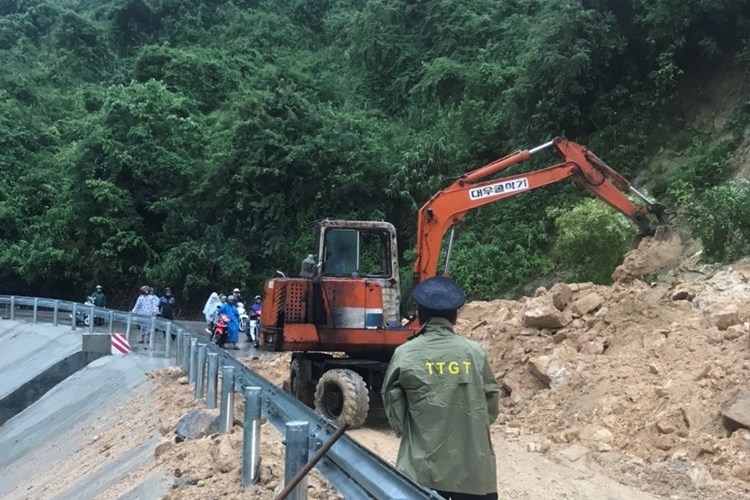 Quảng Nam: Thông xe điểm sạt lở trên đèo Le - Anh 1